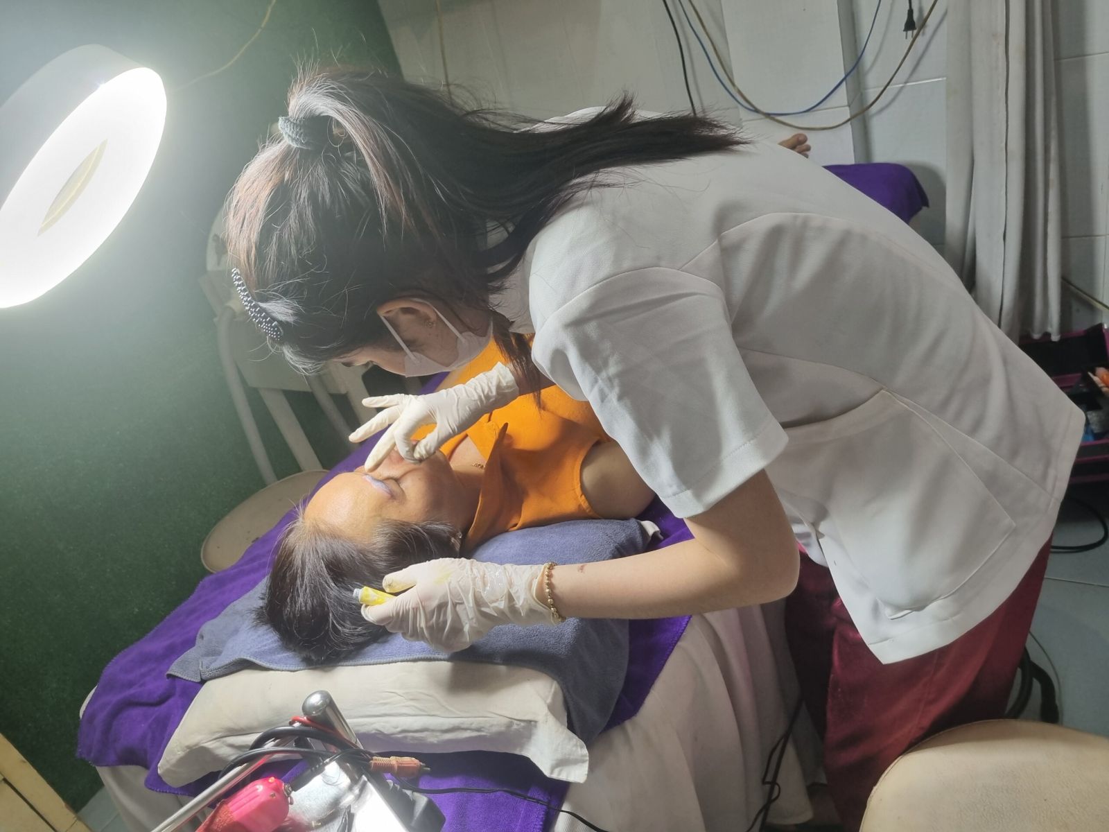 Học vi&ecirc;n kh&oacute;a học phun xăm Spa Ngọc Trịnh Ph&uacute; L&acirc;m Quận 6 thực h&agrave;nh phun m&ocirc;i Collagen tr&ecirc;n người mẫu thật