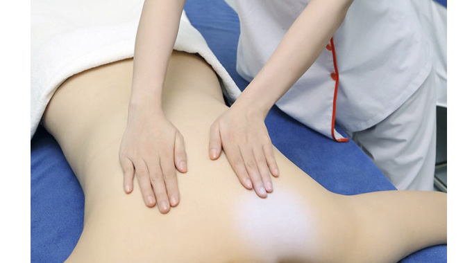 Liệu ph&aacute;p massage vai g&aacute;y đ&aacute; n&oacute;ng thảo dược tại Spa Ngọc Trinh