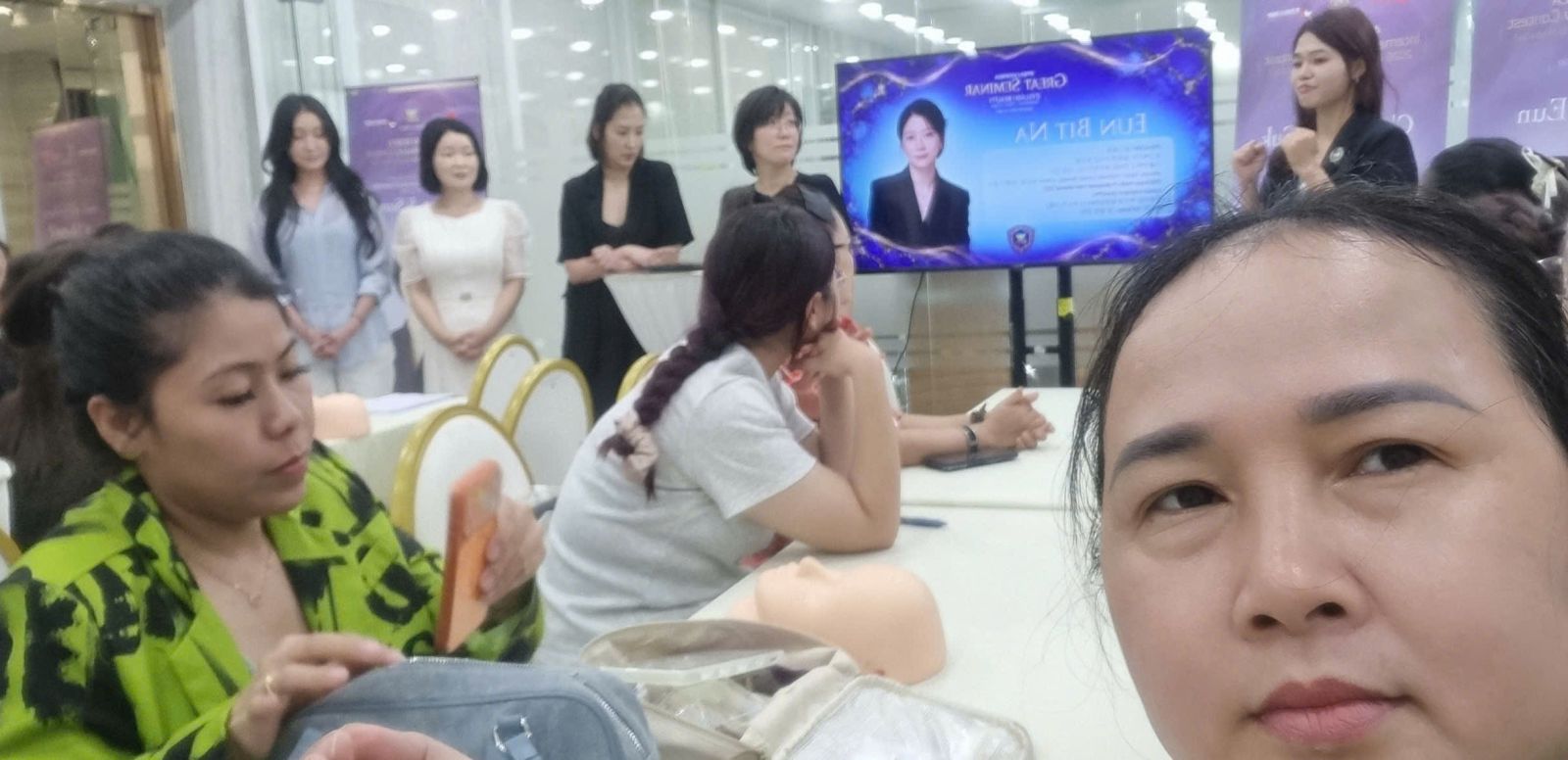 N&ecirc;n Học Spa K&egrave;m 1-1 Hay Học Theo Lớp? So S&aacute;nh Chi Ph&iacute; & Hiệu Quả