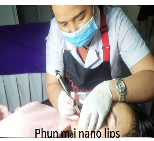 Hiện tượng ch&acirc;n m&agrave;y bị trổ đỏ gạch mất thẩm mỹ sau khi phun xăm