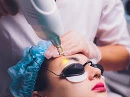chuyen-vien-spa-ngoc-trinh-dang-xoa-xam-chan-may-bang-laser-picosure