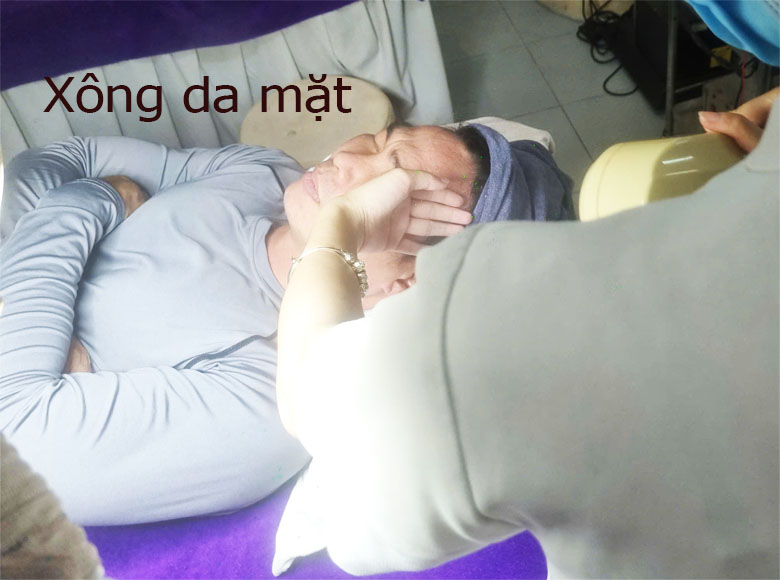 Ứng dụng c&ocirc;ng nghệ &aacute;nh s&aacute;ng vi điểm x&oacute;a sẹo th&acirc;m v&agrave; điều trị mụn hiệu quả tận gốc.