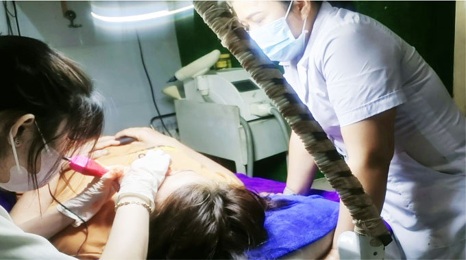  Kỹ thuật vi&ecirc;n bắn laser picosure b&oacute;c t&aacute;ch sắc tố đỏ tr&ecirc;n l&ocirc;ng m&agrave;y